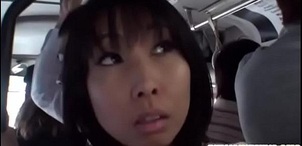 japanese hot girl abused big ass upskirt bus NOMBRE de esta japonesa  porfavor, WHO IS SHE  IS SO HOT!!!
